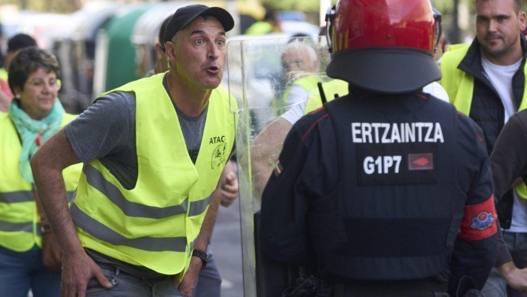 Un agricultor se encara con un ertzaina durante una protesta en una imagen de archivo