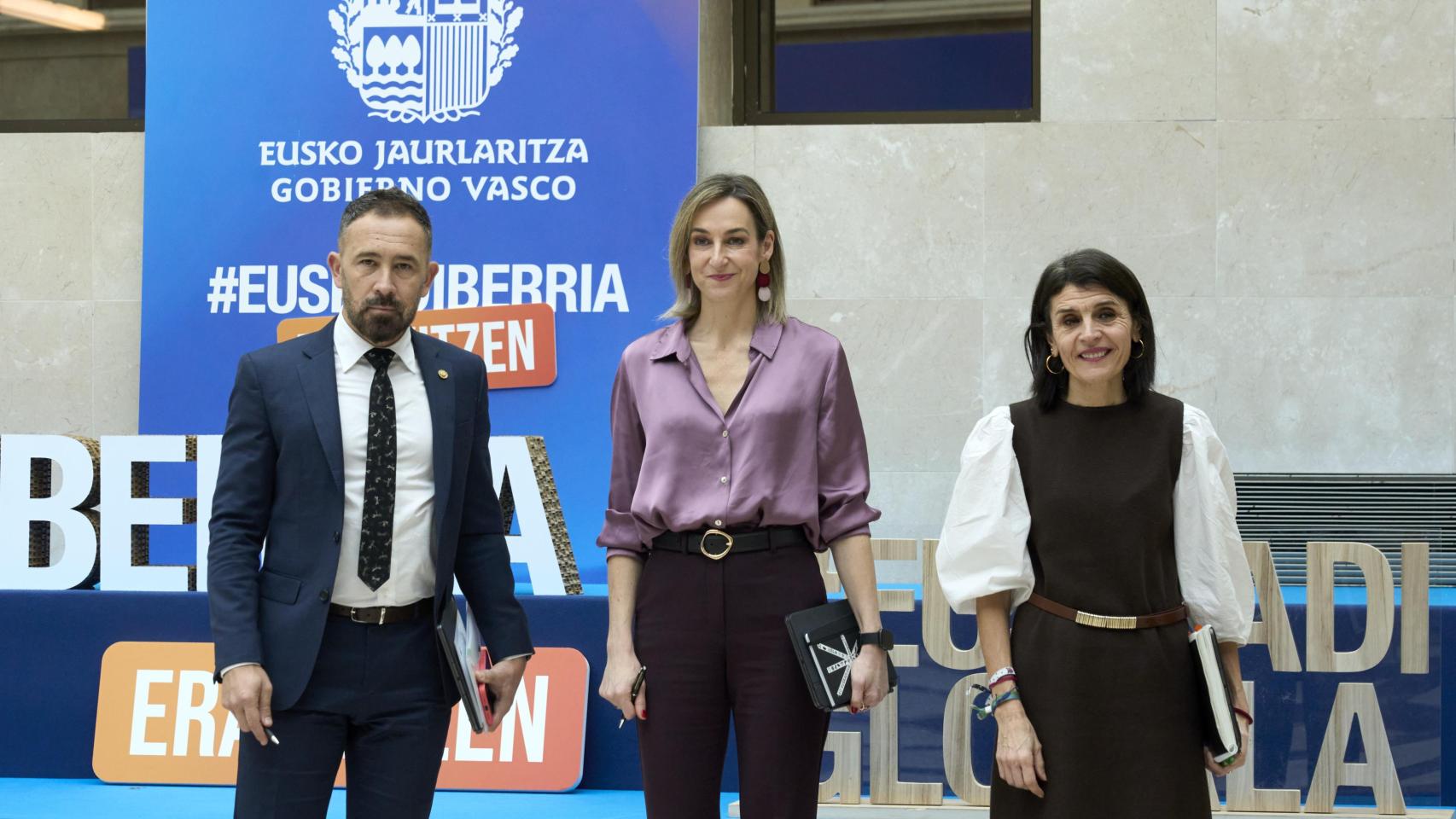 La portavoz del Gobierno vasco, María Ubarretxena, junto al consejero de Vivienda y Agenda Urbana, Denis Itxaso, y la consejera de Bienestar, Juventud y Reto Demográfico del Gobierno Vasco, Nerea Melgosa