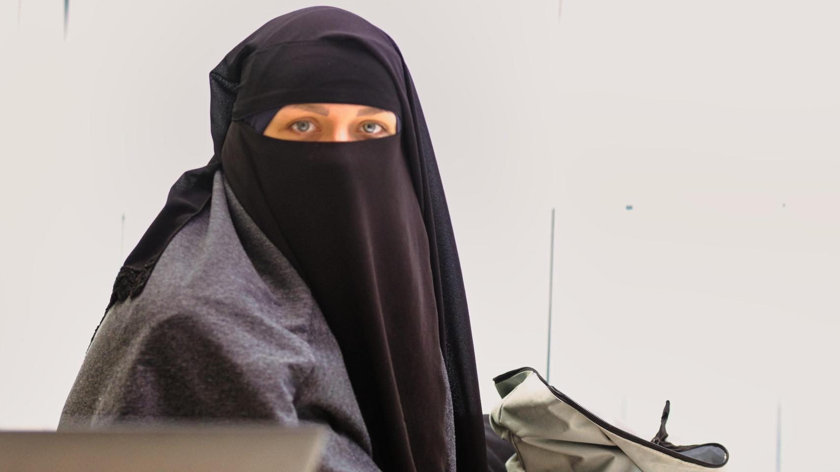 Una mujer con niqab