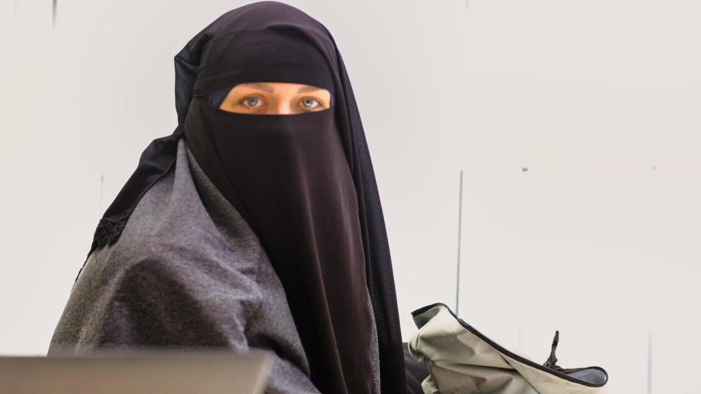 Una mujer con niqab