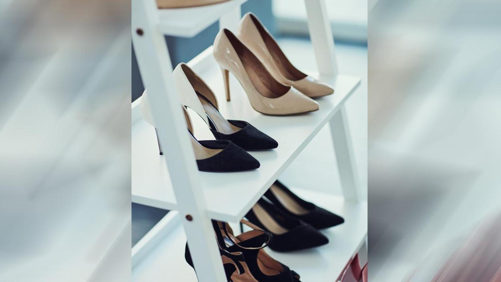 Calzado para mujer en estantes