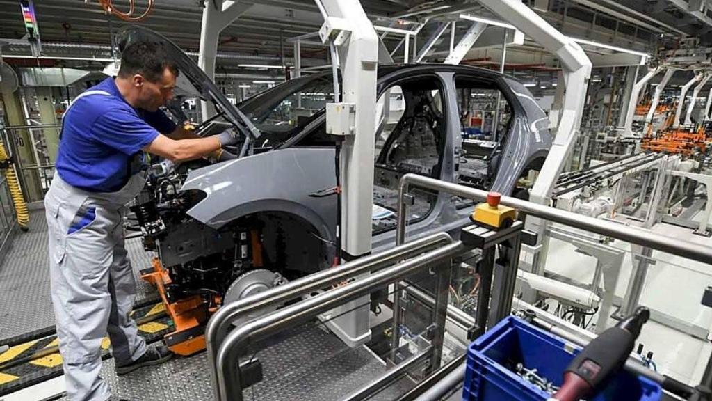 Un operario trabaja en una fábrica de coches en una imagen de archivo