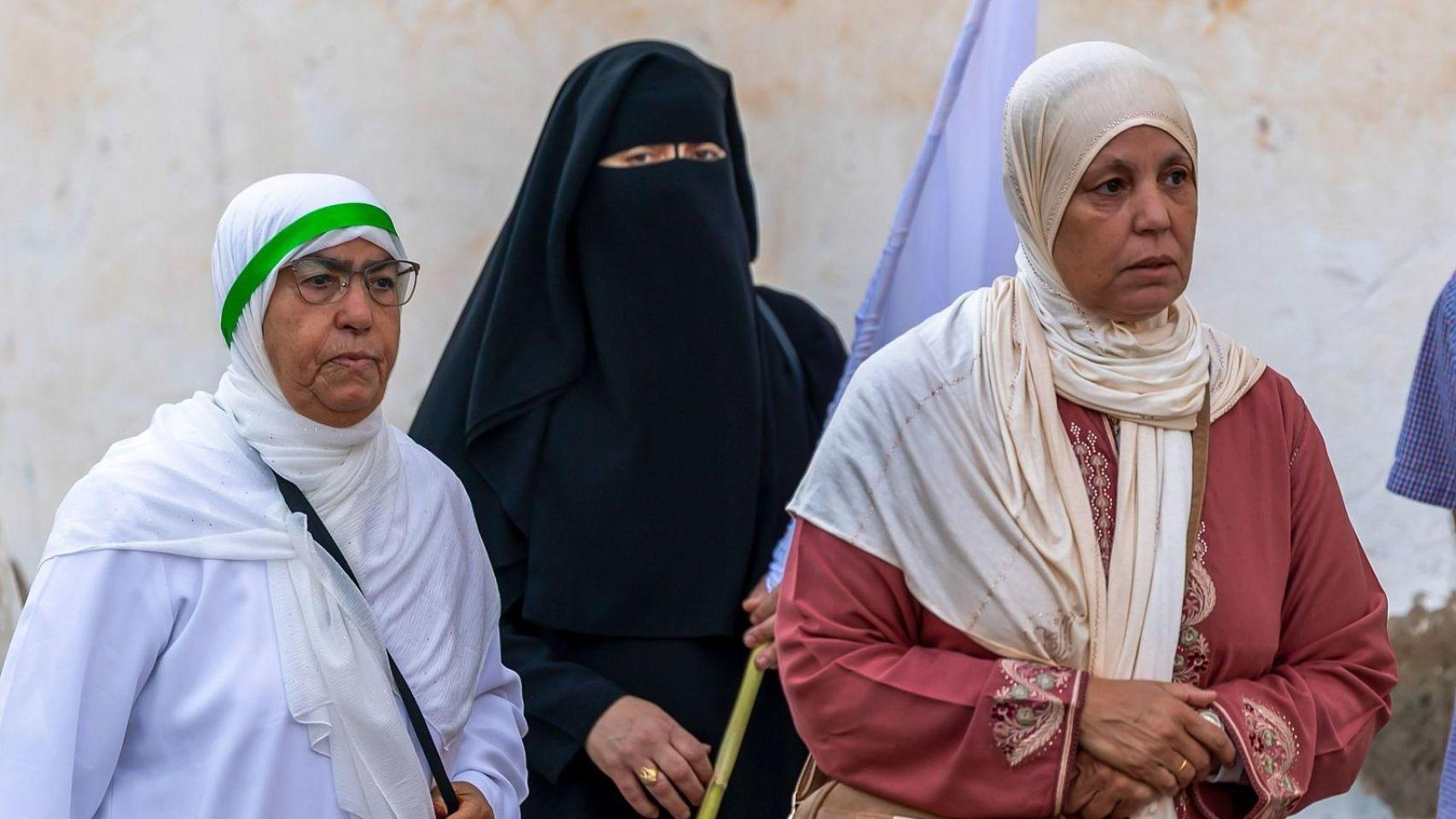 Mujeres musulmanas con velos y burka.