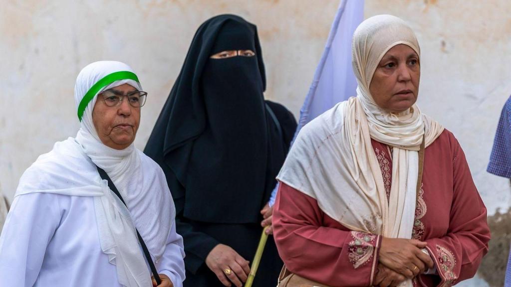 Mujeres musulmanas con velos y burka.