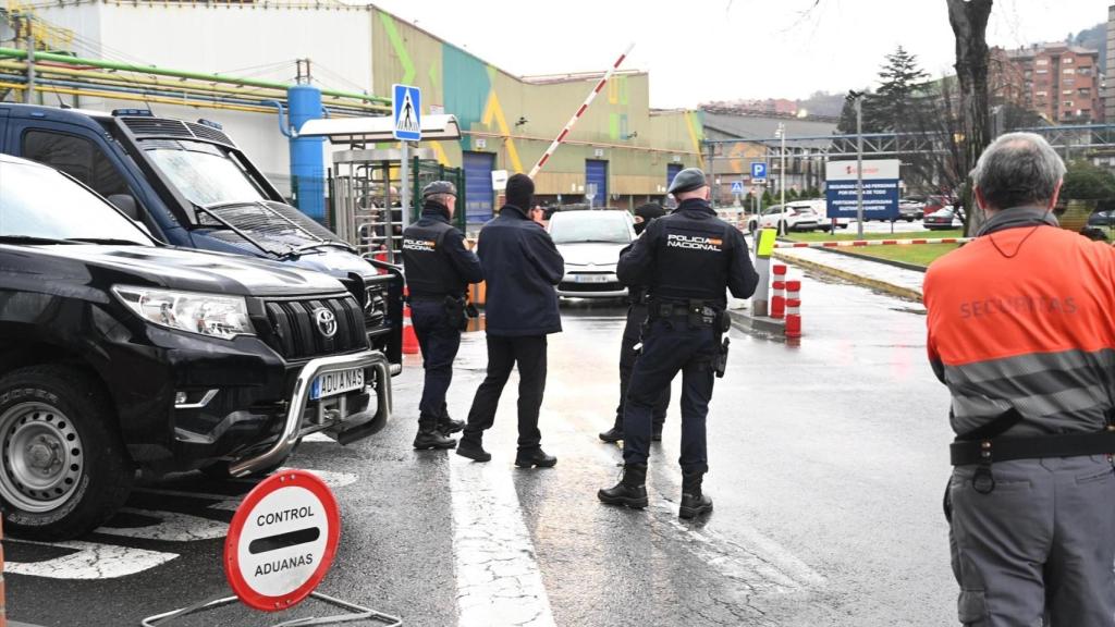 Agentes de la Policía Nacional a las afueras de la sede de Sidenor