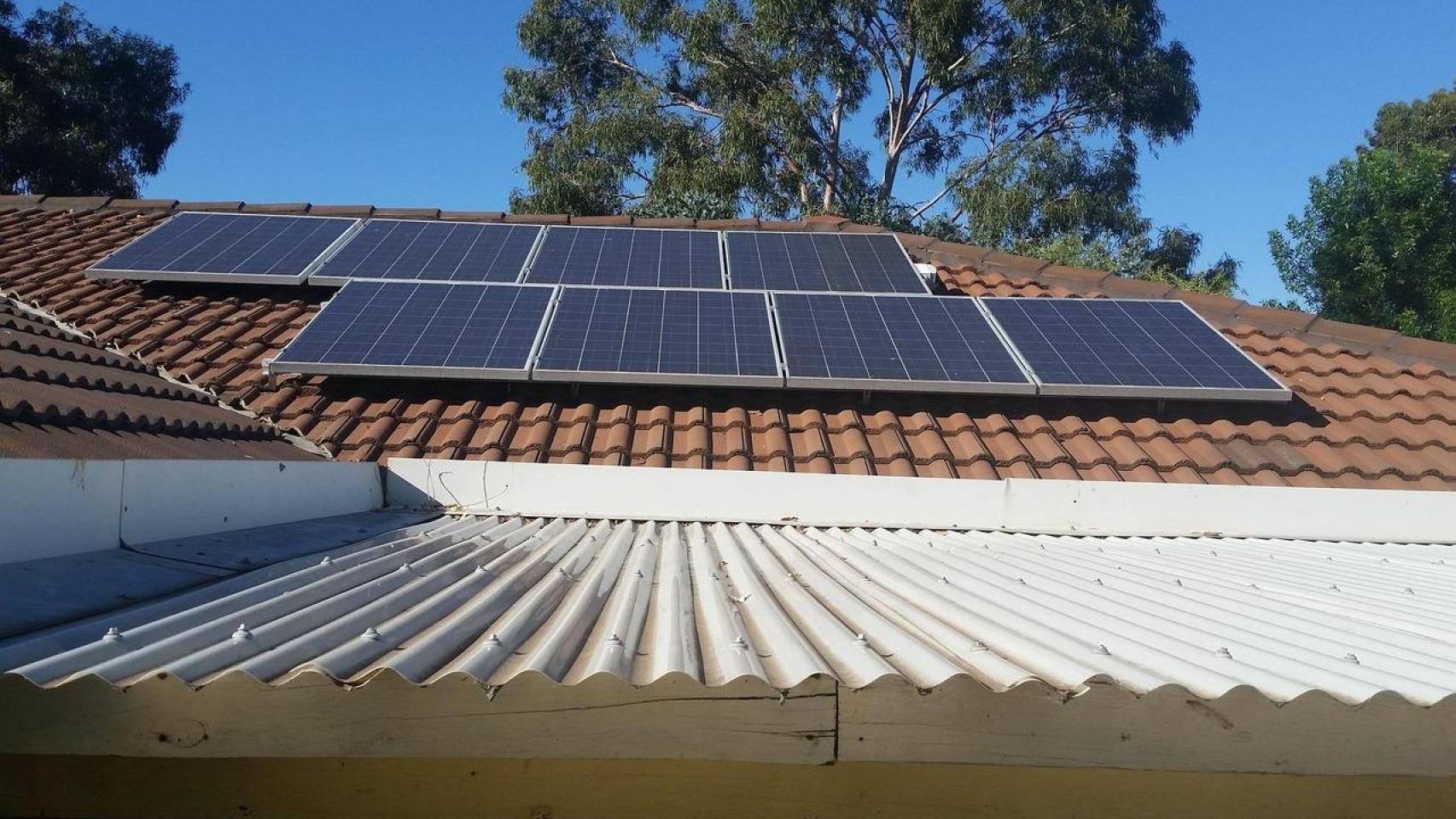 Paneles solares instalados en un tejado de una vivienda unifamiliar