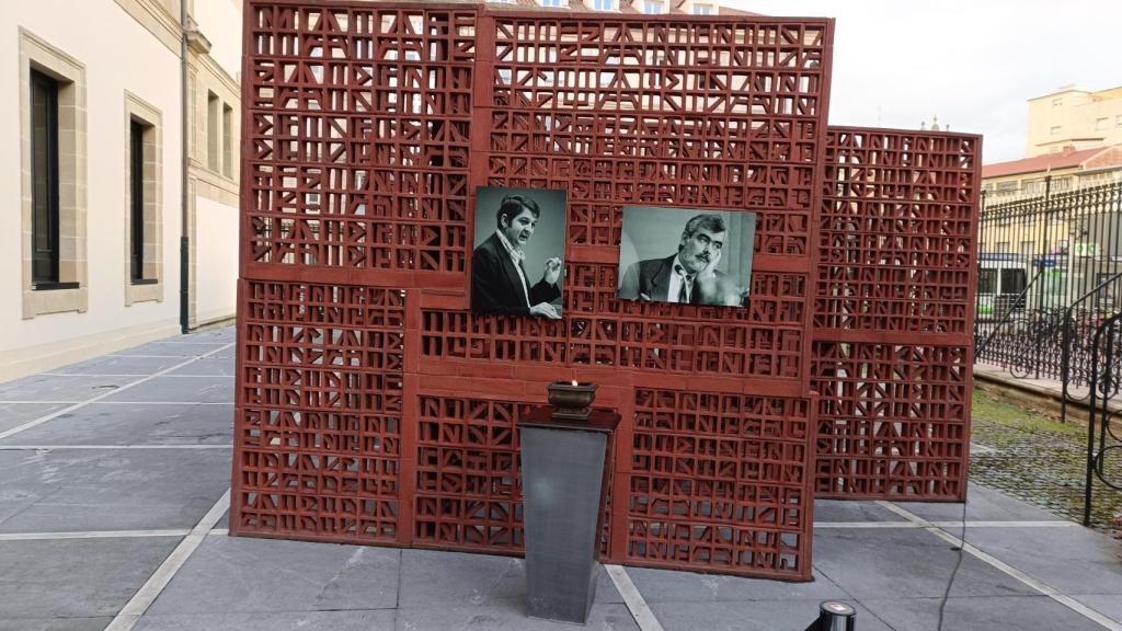 El Legislativo vasco ha encendido un pebetero junto a la escultura 'Brújula de Medianoche'