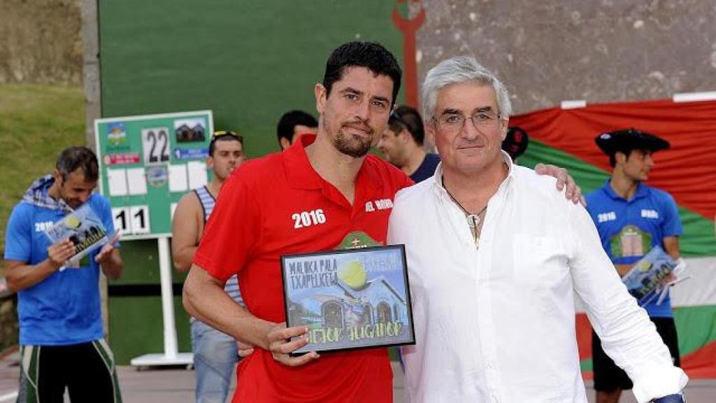 Del Horno recibe un premio como pelotari amateur.