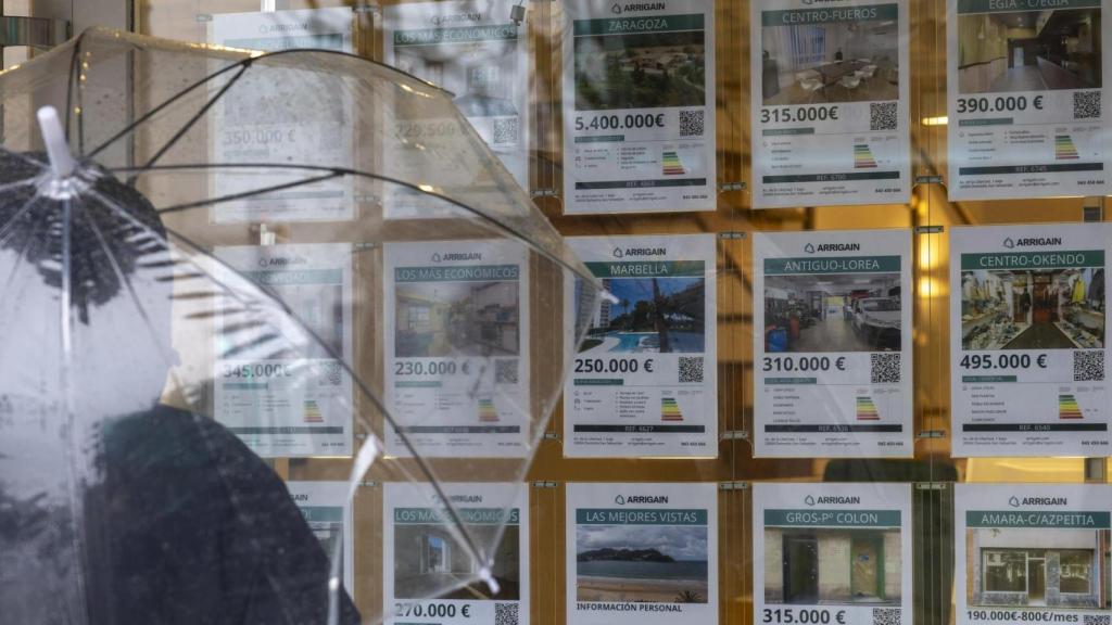 Una señora enfrente de una inmobiliaria en una imagen de archivo