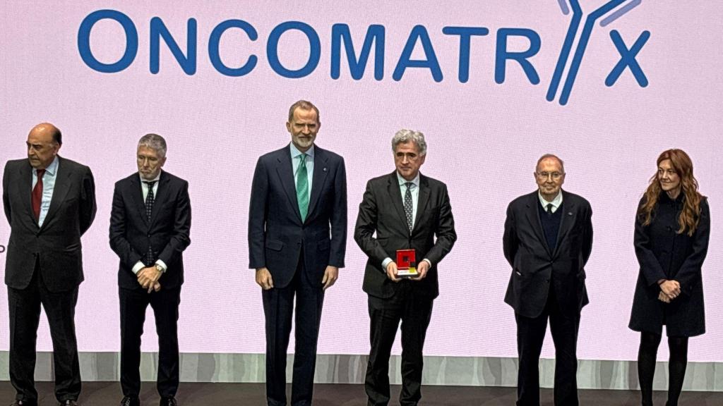 La empresa Oncomatryx recibe el galardón por parte del Rey Felipe VI.