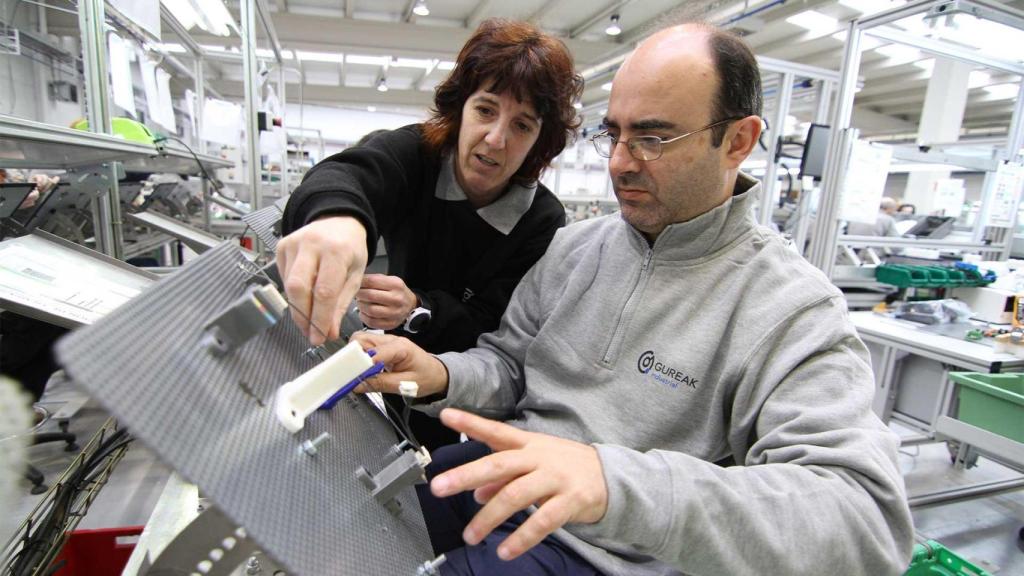 Dos trabajadores durante una jornada laboral.