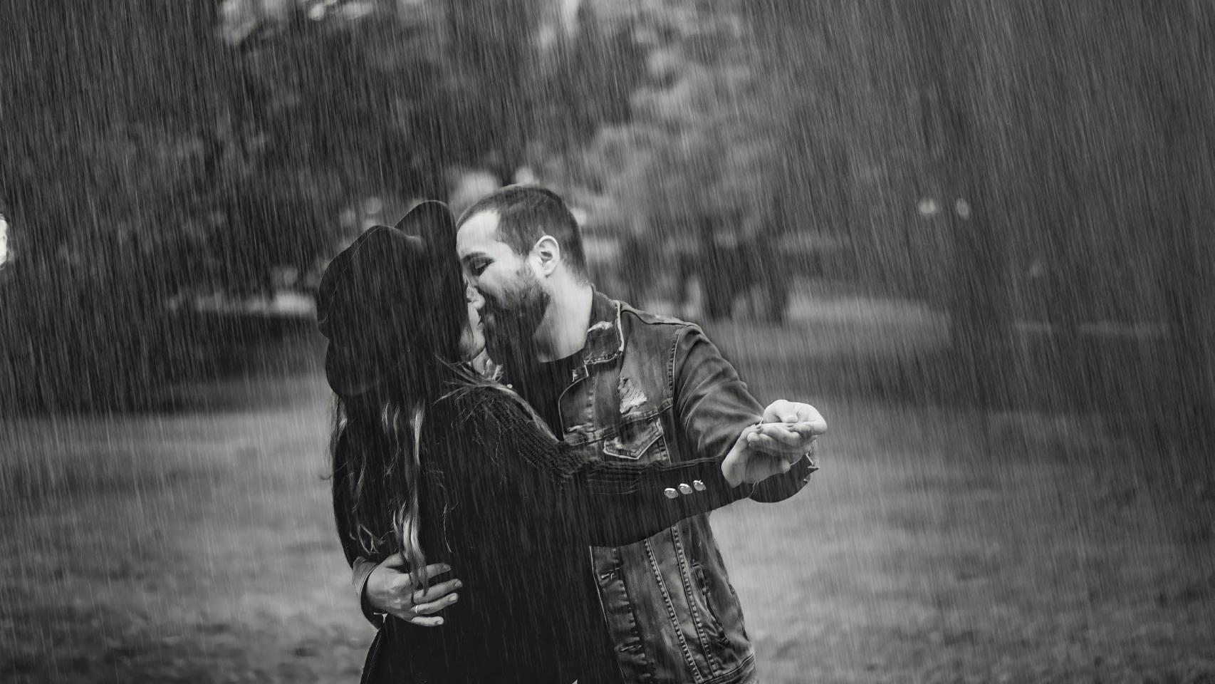 Una pareja bajo la lluvia de febrero.