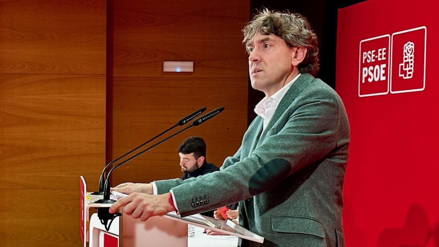 El líder del PSE-EE, Eneko Andueza, durante el acto.
