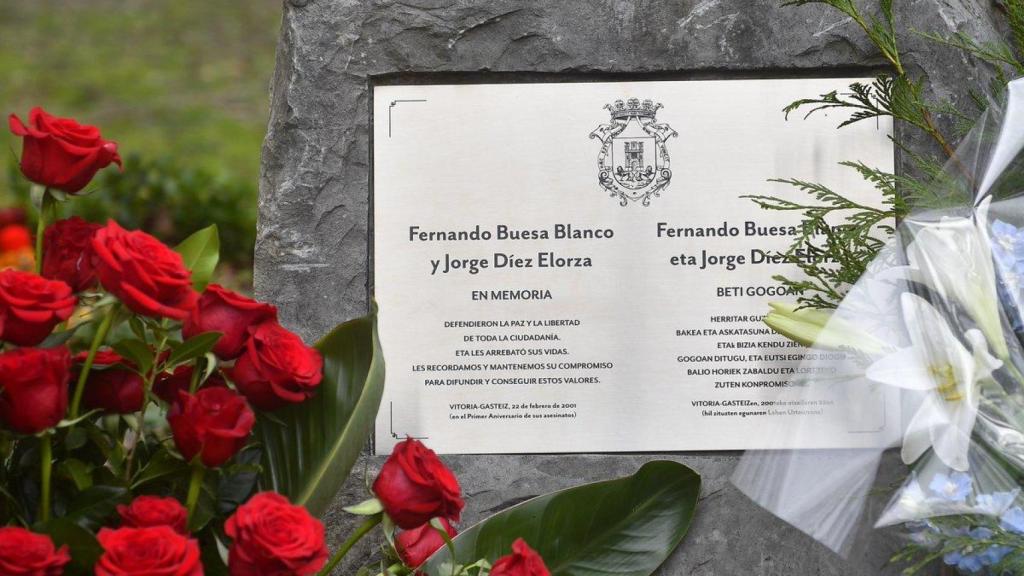 La ofrenda floral a Fernando Buesa Blanco y Jorge Díez Elorza se ha realizado, como cada año, en Jardines de la Libertad de Vitoria-Gasteiz.