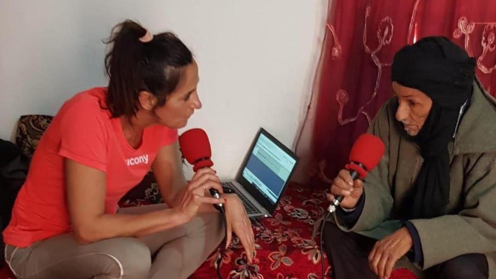 Zapatillas y micrófono. Dos piezas que forman el “uniforme” de Begoña Beristain quien convina hábilmente sus dos pasiones