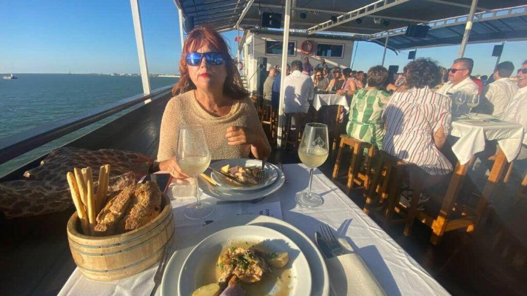 Experiencia gastronómica en barco navegando por el rio Guadalquivir frente a Doñana