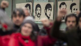 Imagen al fondo de los cinco obreros muertos el 3 de marzo de 1976 en una carga de la Policía