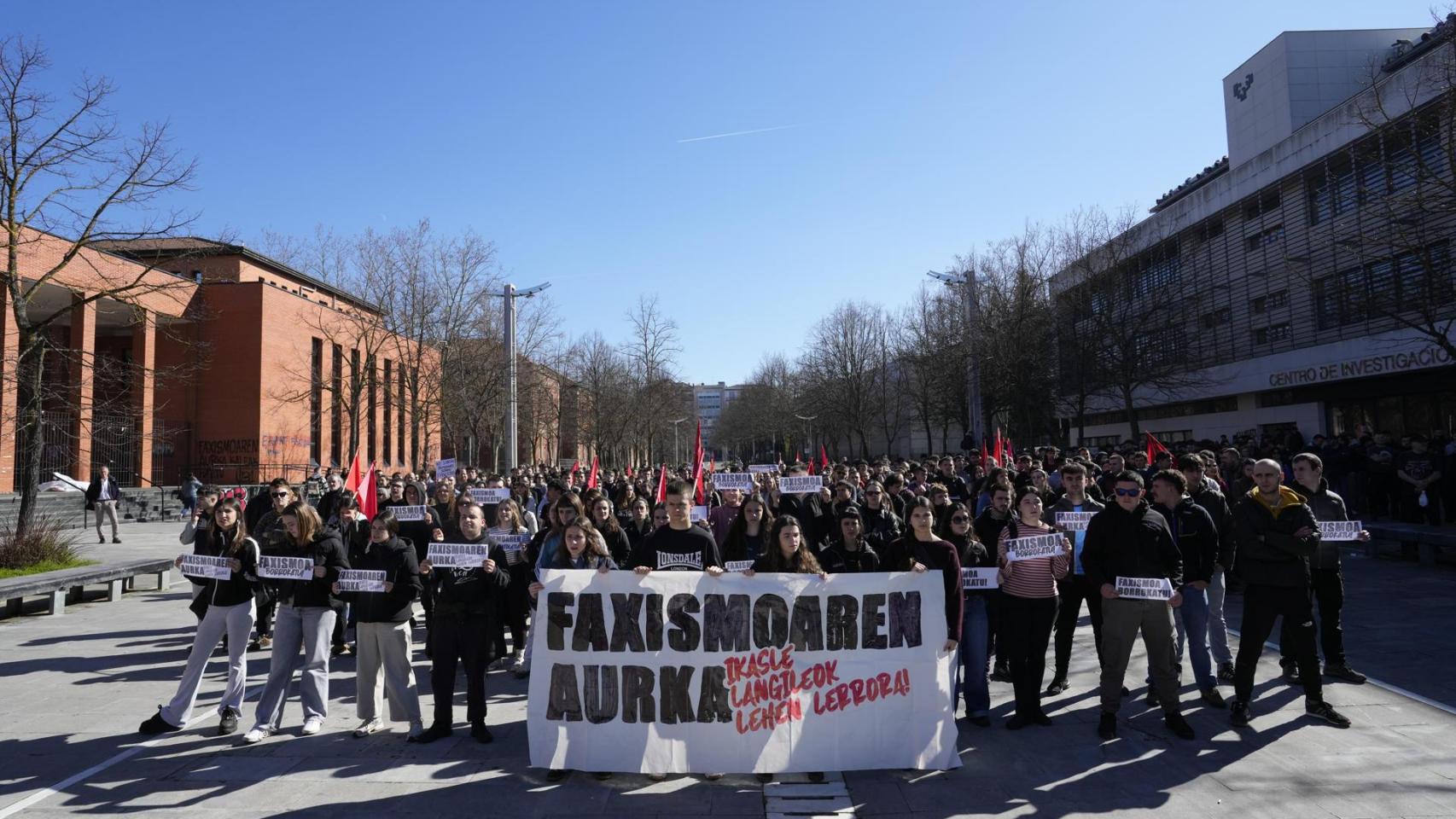 Concentración de estudiantes por la presencia de miembros de Vox en el campus de Álava