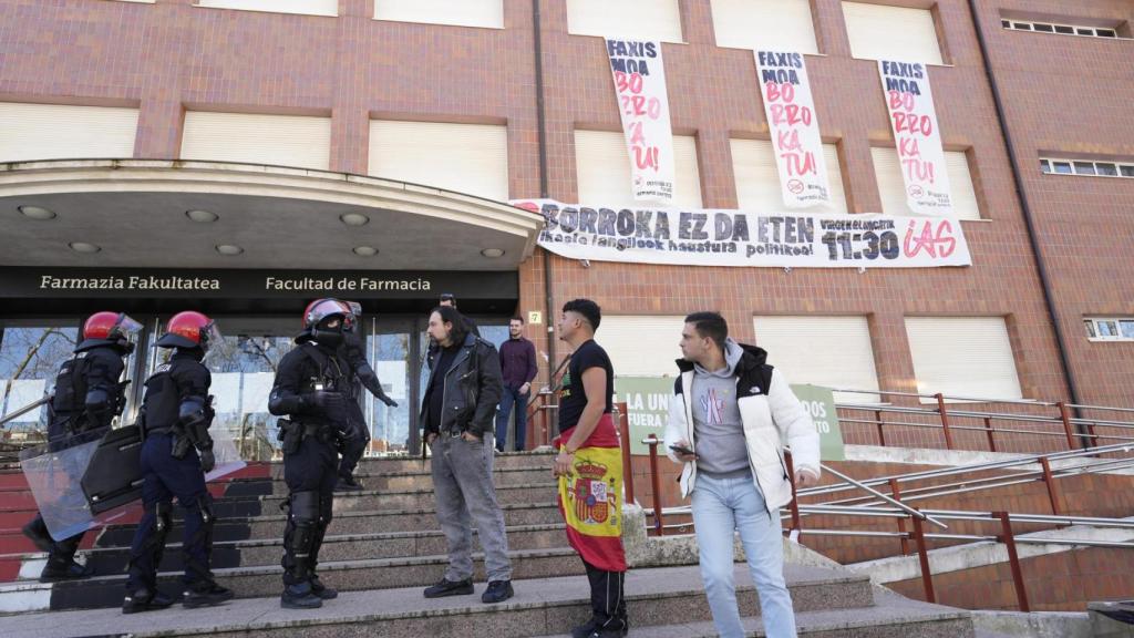 Militantes de Vox frente a la facultad de Farmacia de Vitoria