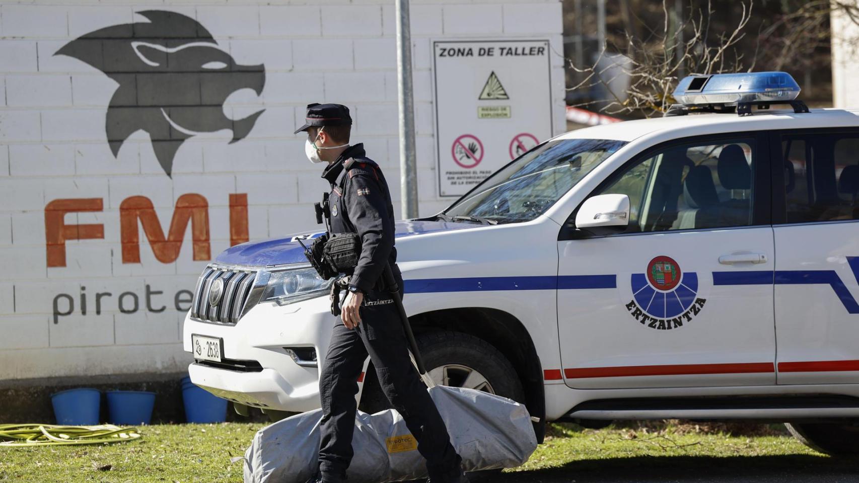 La Ertzaintza trabaja en la explosión producida en una empresa pirotécnica en Lantarón