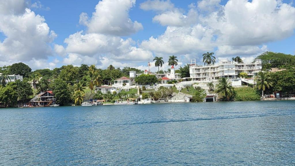 ¡Dentro de la laguna hay cenotes que se llenan de agua de lluvia y desembocan en el mar