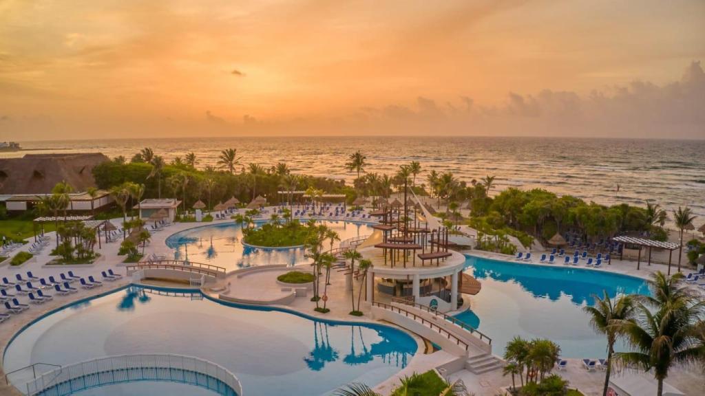 Bahía Príncipe es un hotel familiar que cuenta con tres piscinas, parque acuático y amplias habitaciones, todas con terraza