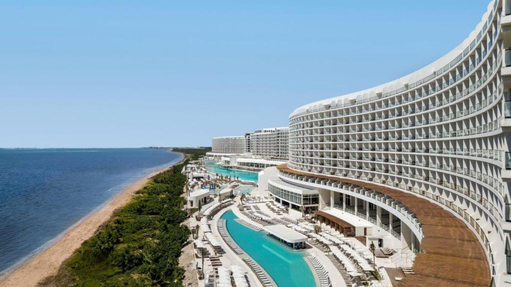 En la construcción de este hotel en el que trabajan tres mil personas, se han invertido mil millones de euros