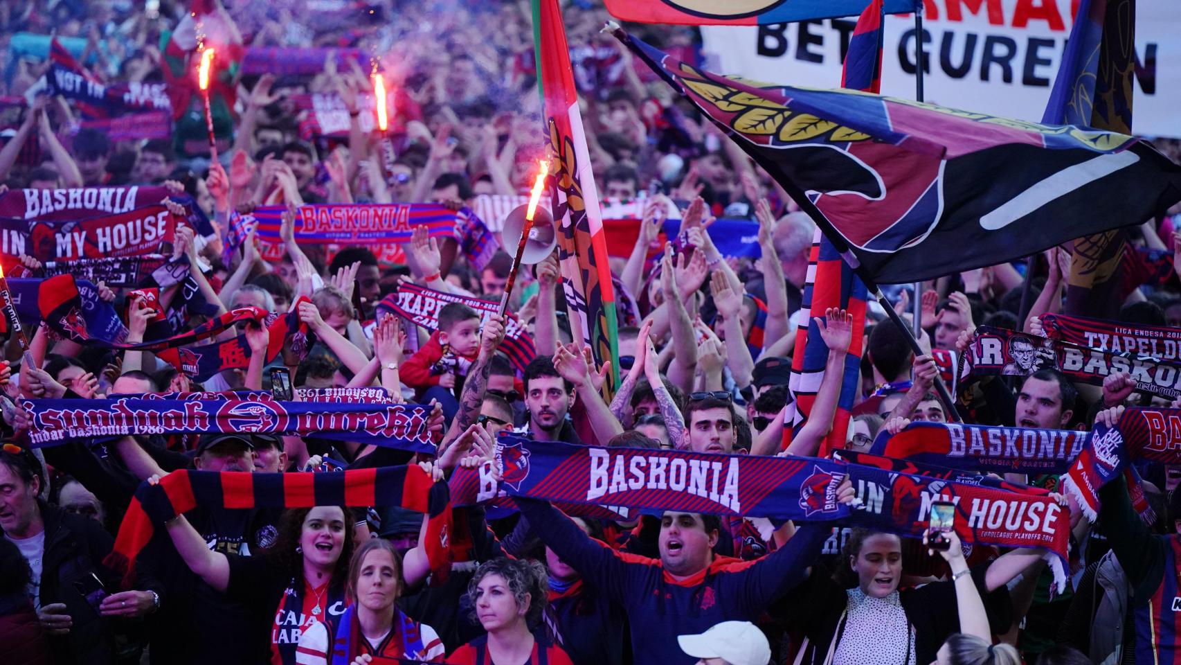 Miles de aficionados del Baskonia en la Virgen Blanca de Vitoria.