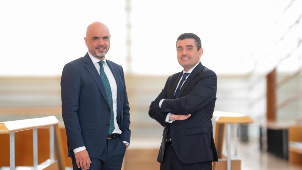 Xabier Egibar, director general de Laboral Kutxa, y Adolfo Plaza, presidente de la entidad
