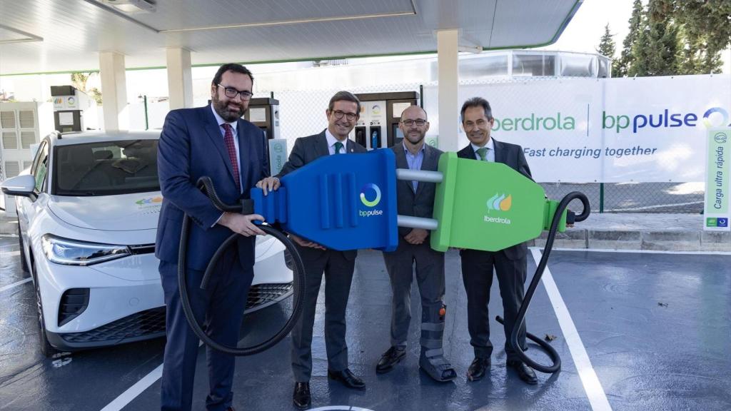 Primera electrolinera impulsada por la alianza entre Iberdrola y BP Pulse en Cádiz en una imagen de archivo en diciembre de 2023