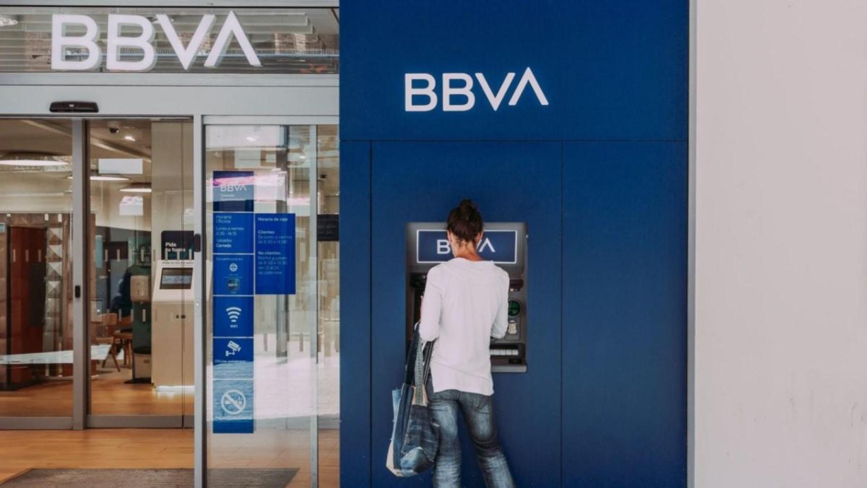 Una mujer opera en un cajero de BBVA.