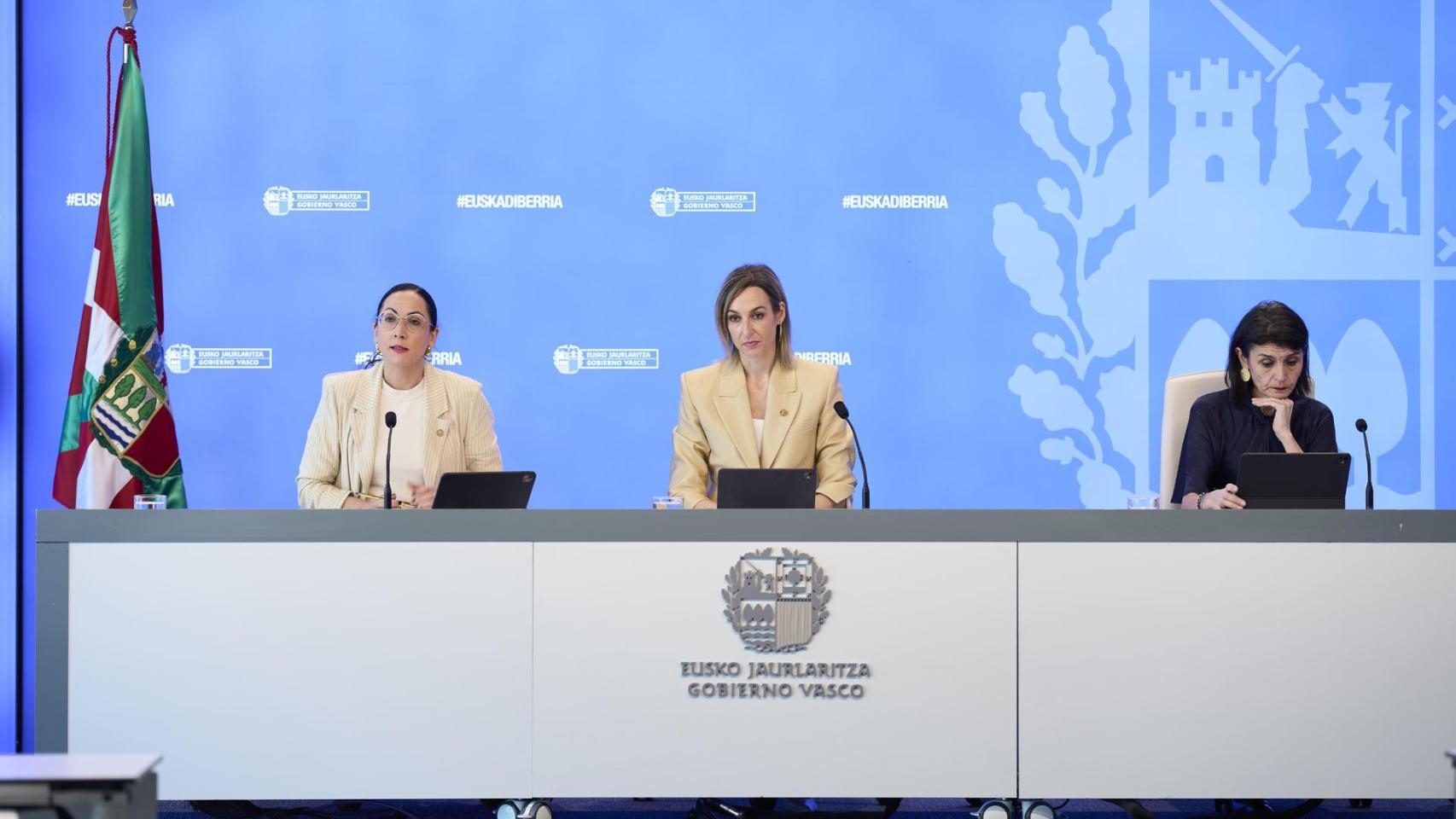 Las consejeras de Gobernanza, Administración digital, Autogobierno y portavoz, María Ubarretxena, con la consejera de Educación, Begoña Pedrosa, y de Bienestar, Juventud y Reto Demográfico, Nerea Melgosa