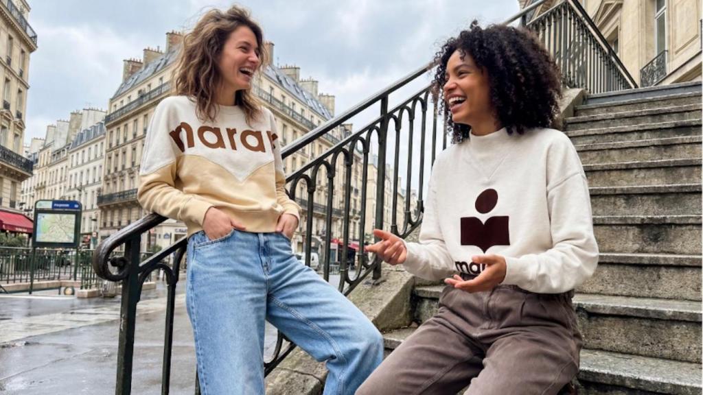 Dos jóvenes con ropa de moda informal