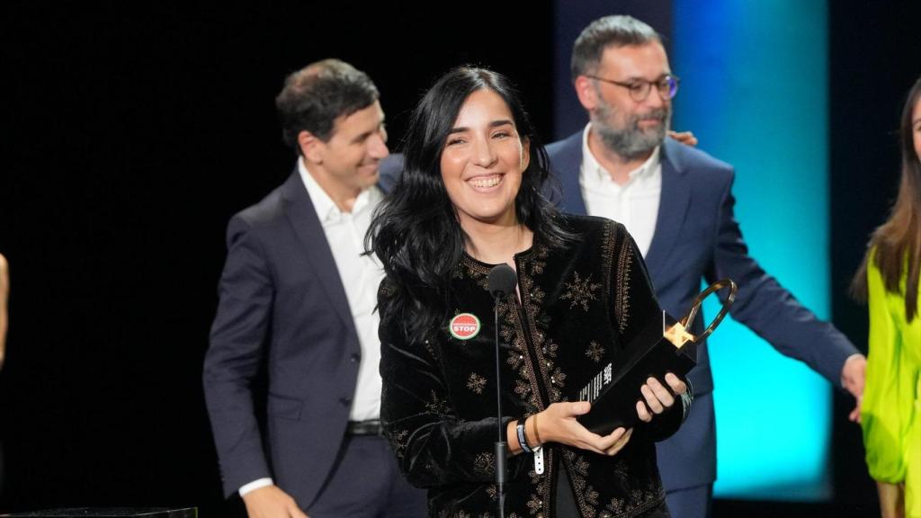 La directora Alauda Ruiz de Azúa recibe la Concha de Oro por la película 'Los Domingos', durante la gala de clausura del Festival de San Sebastián, en el Teatro Victoria Eugenia, a 27 de septiembre de 2025, en San Sebastián