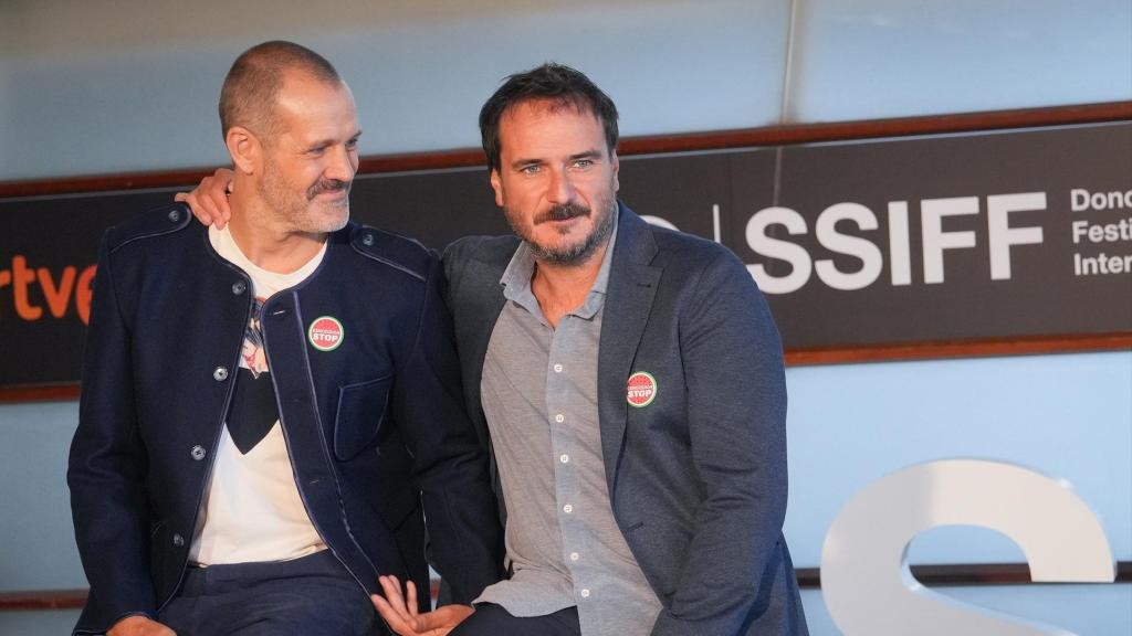 Los directores José Mari Goenaga y Aitor Arregi, posan durante la presentación de la película ‘Maspalomas’, en la 73ª edición del Festival de Cine de San Sebastián, en el Palacio de Congresos y Auditorio Kursaal, a 21 de septiembre de 2025, en San Sebastián