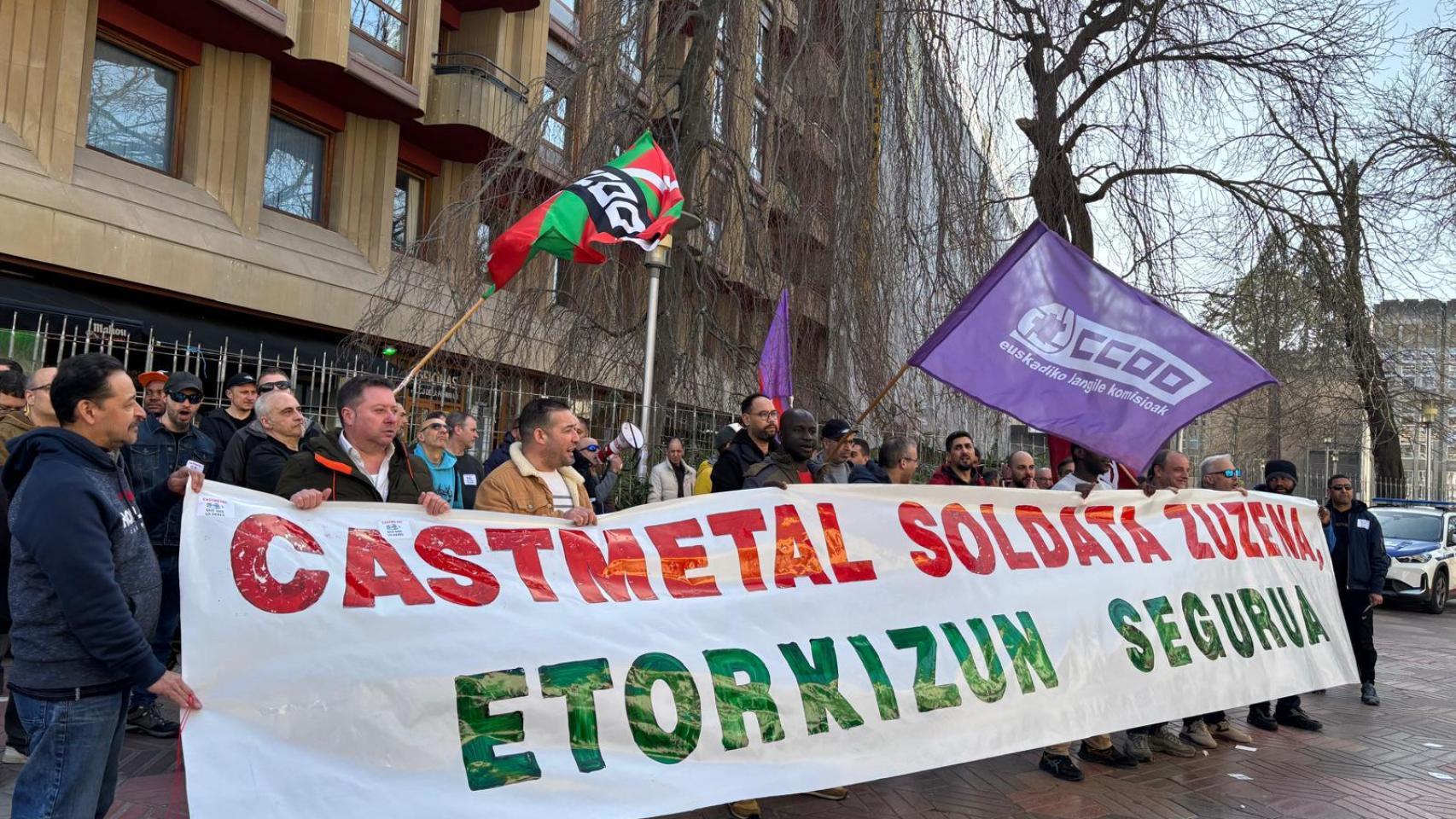 La plantilla de Castmetal en una concentración frente al Parlamento vasco