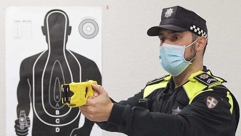 Un agente de Policía Local de Vitoria sujeta un táser