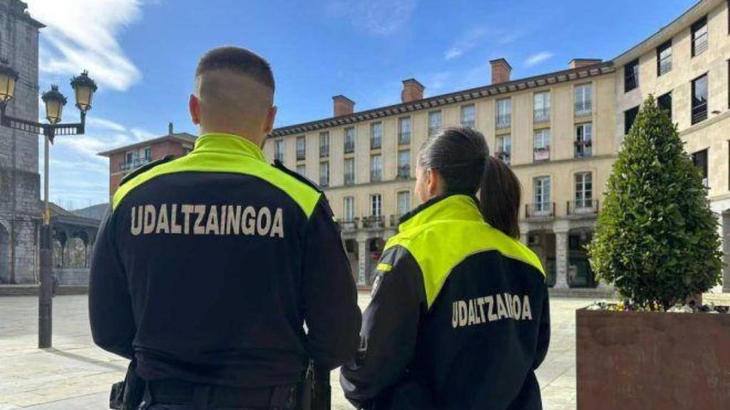 Imagen del Ayuntamiento de Llodio con dos agentes de la Policía Local.
