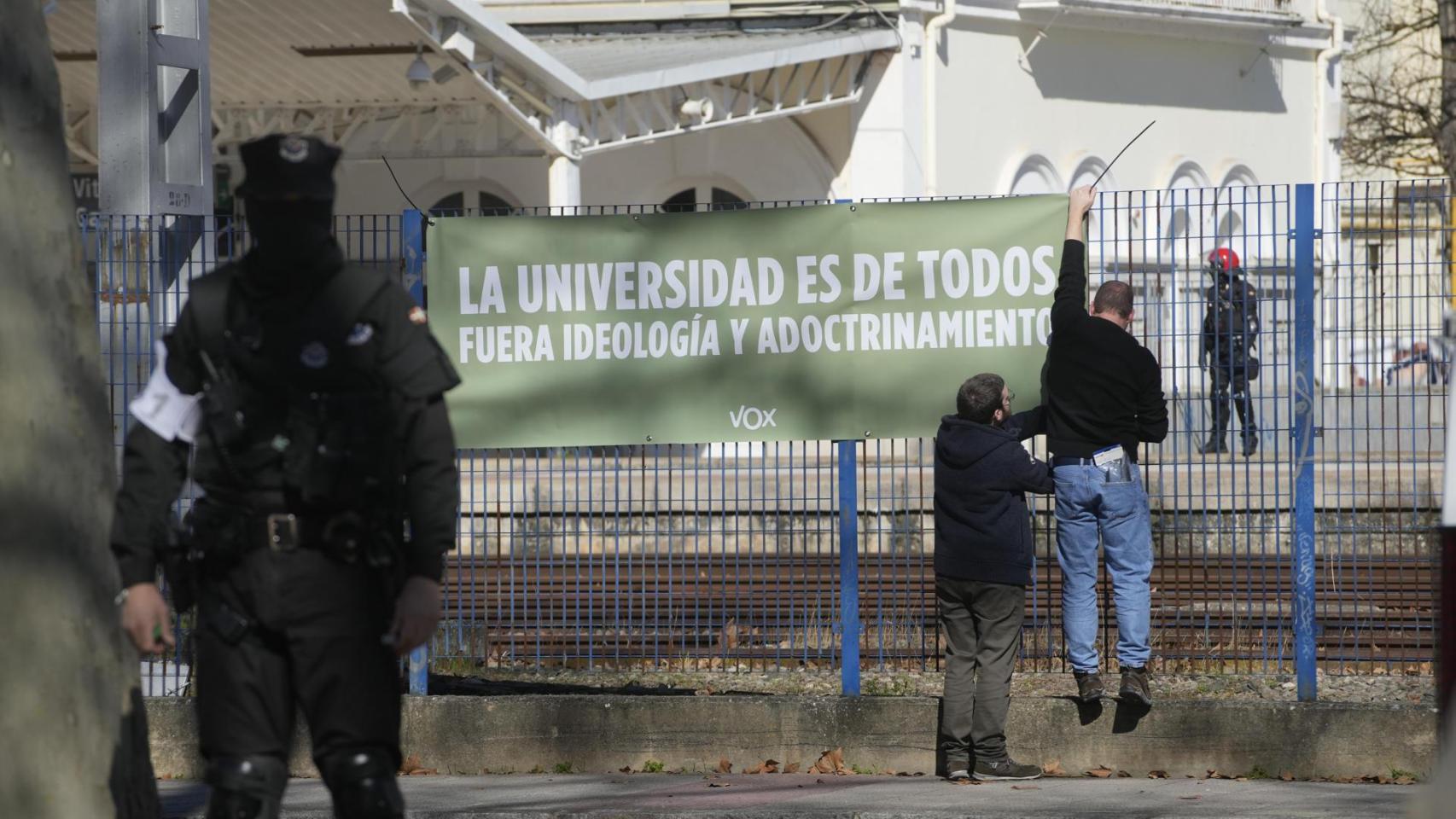 Militantes de Vox colocan una pancarta cerca de la UPV/EHU por el acto convocado por el partido, a 23 de febrero de 2026
