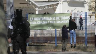 Militantes de Vox colocan una pancarta cerca de la UPV/EHU por el acto convocado por el partido, a 23 de febrero de 2026