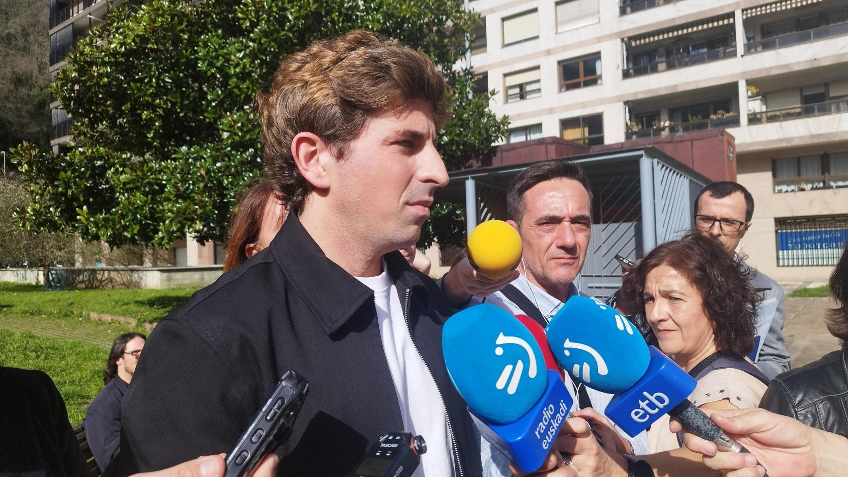 Jon Insausti hace declaraciones a los medios.