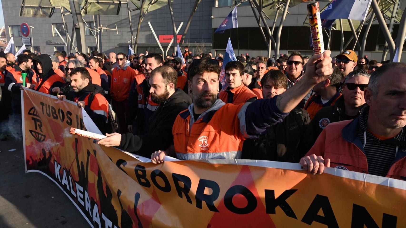 Trabajadores de Tubos Reunidos se concentran contra el ERE, frente al Palacio Euskalduna de Bilbao