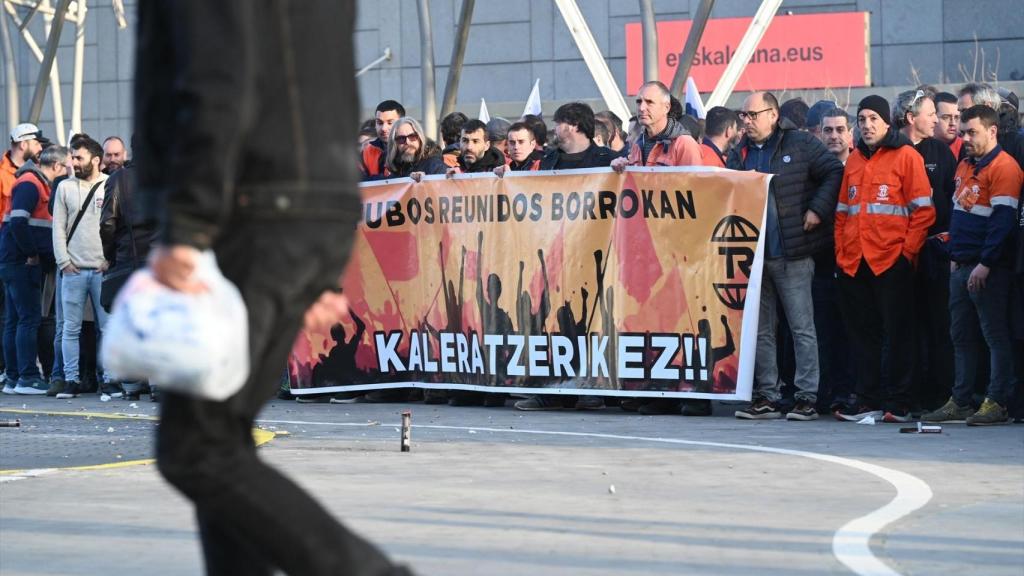 Trabajadores de Tubos Reunidos se concentran contra el ERE, frente al Palacio Euskalduna de Bilbao
