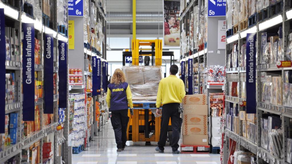 Trabajadores de Makro durante una jornada laboral.