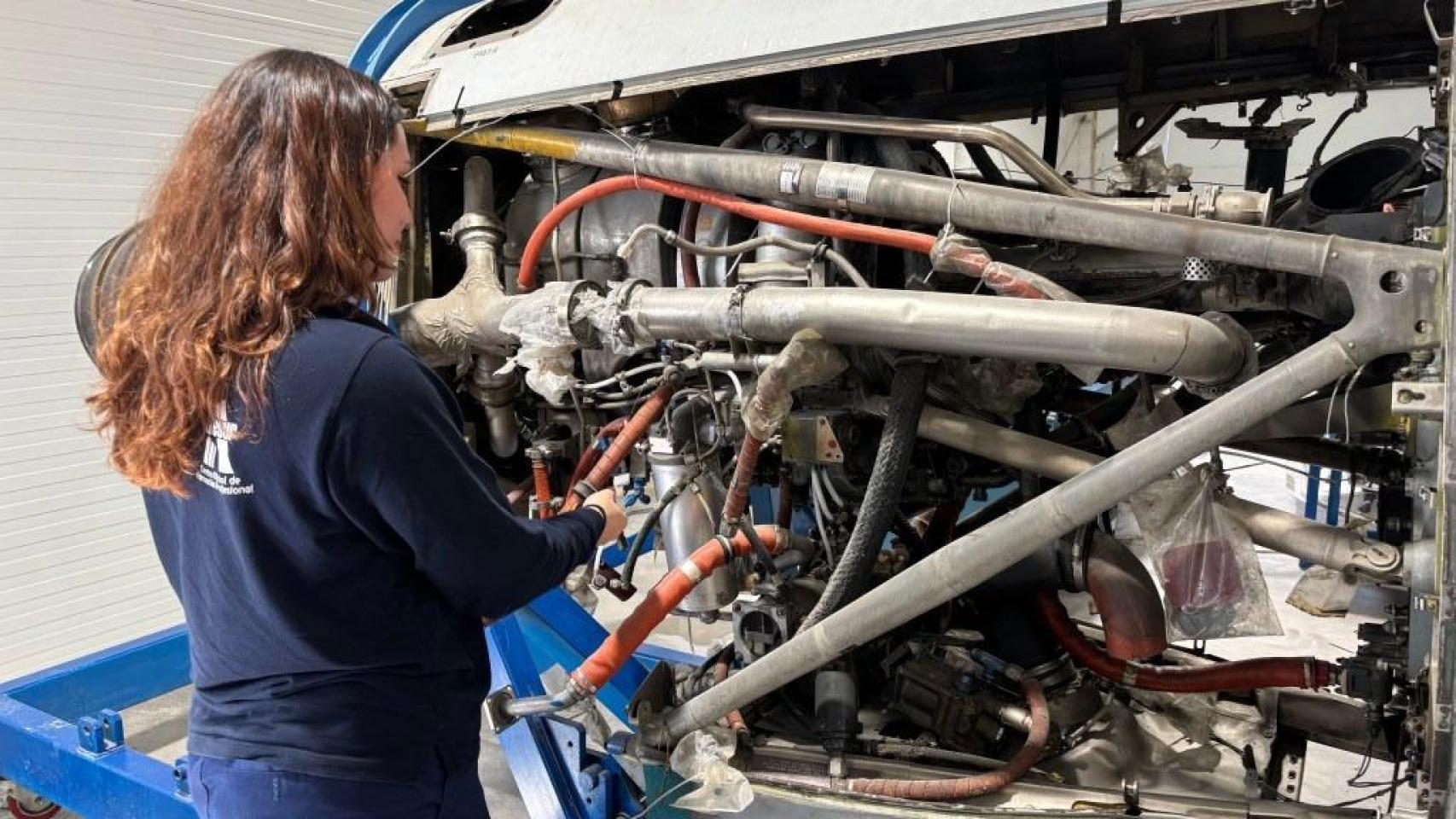 Trabajadora en la industria aeronáutica