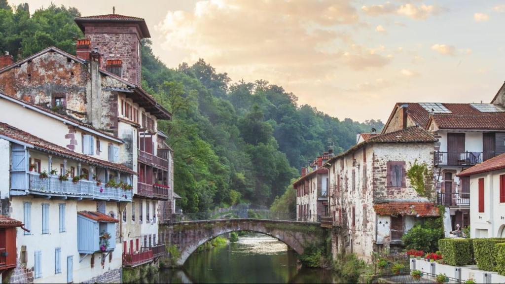 El pueblo medieval del País Vasco francés que enamoró a Anne Rearick.
