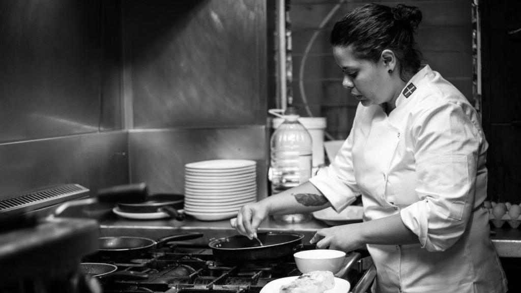 Renata al frente de la cocina.