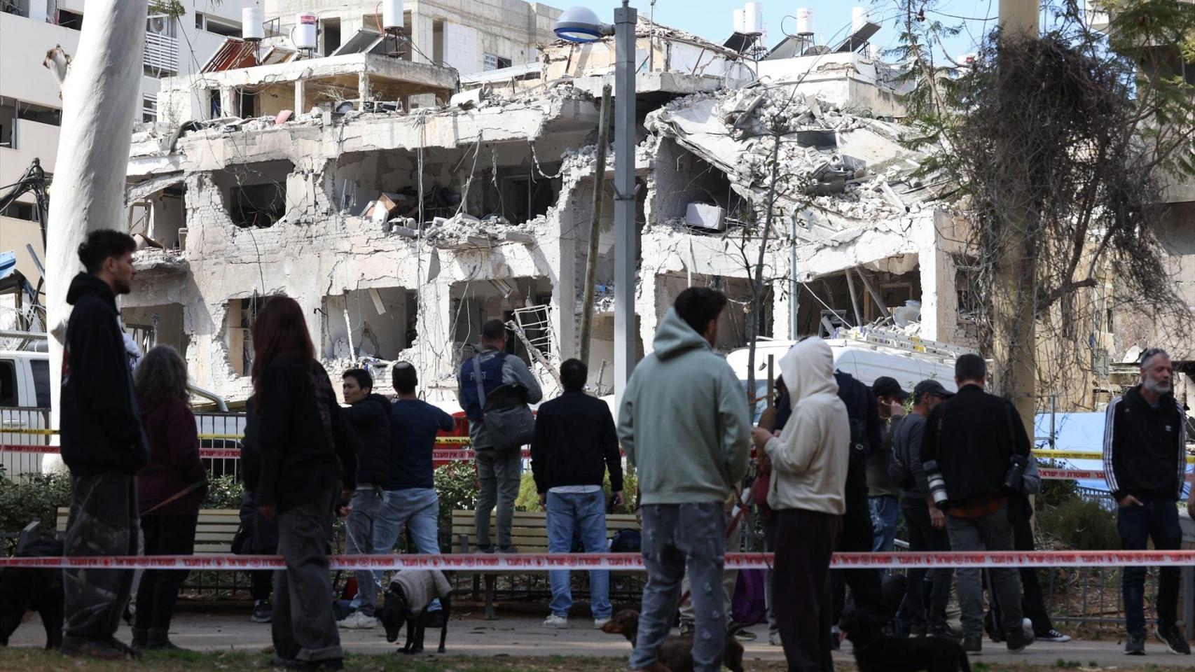 La gente observa los daños en Tel Aviv después de que misiles balísticos iraníes impactaran partes de la ciudad