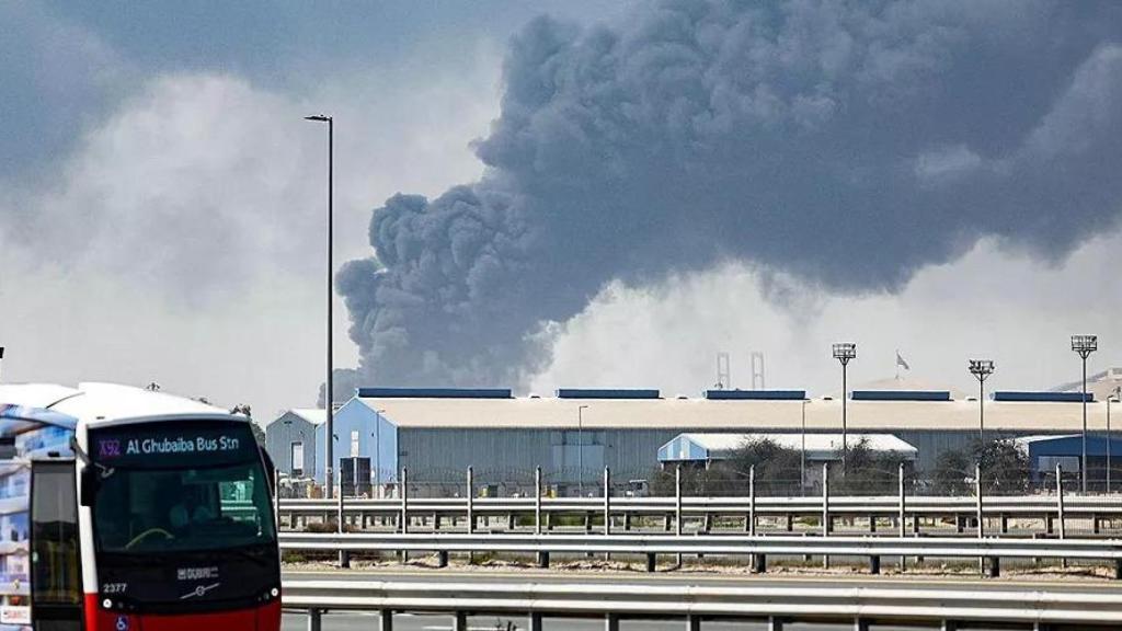 El impacto de un misil iraní provoca una columna de humo en el aeropuerto de Dubái