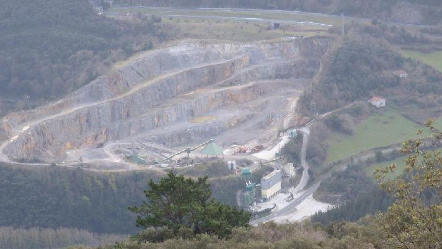La cementera del grupo Amenabar en la cantera de Sasieta, en Deba, en una imagen de archvio
